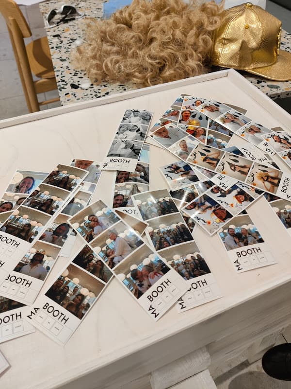 Utskrivna fotoremsor från Mabooths fotobås
